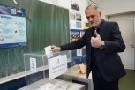 ZORAN GAJIĆ GLASAO: Ministar sporta nasmejan iskoristio svoje građansko pravo! (FOTO)