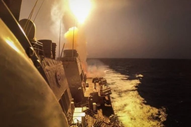 HUTI IZAZVALI HAOS NA BLISKOM ISTOKU! Pobunjenici ne prestaju s napadima na teretne brodove, američki razarač hitno intervenisao! (FOTO/VIDEO)