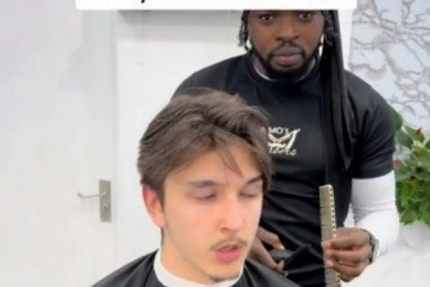 OTIŠAO KOD BERBERA, A ONDA JE NASTUPILA SCENA O KOJOJ SVI PRIČAJU: Ono što je ovaj mladić uradio usred salona ostavilo je radnika u neverici (VIDEO)