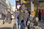 GUŽVA ISPRED KONZULATA U BEČU: Veliki broj Srba iz dijaspore izašao da obavi građansku dužnost (VIDEO)