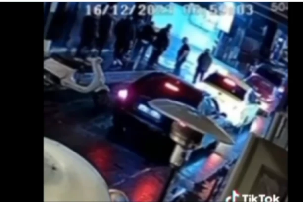 JEZIV NAPAD U ATINI: Albanac pucao u glavu trojici momaka, kamere sve zabeležile (VIDEO)