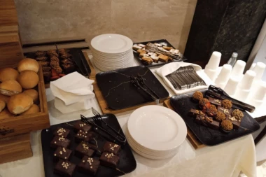 POGLEDAJTE ATMOSFERU U ŠTABOVIMA OPOZICIONIH STRANAKA! Evo kako trenutno izgleda kod Dveri, Zavetnika i stranke "Dosta je bilo"! (FOTO GALERIJA)