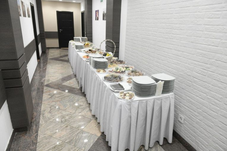 Postavljena trpeza za sve prisutne