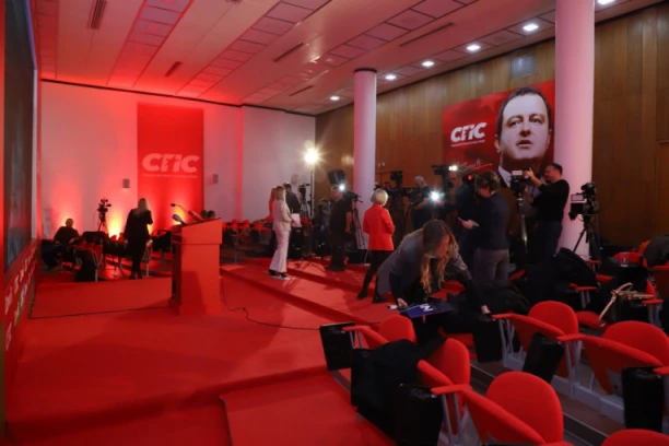 KAKO SE ČLANOVI SPS-A PROVODE U IZBORNOJ NOĆI?! Bogata trpeza krasi štab - pogledajte ko je sve pristigao! (FOTO GALERIJA)