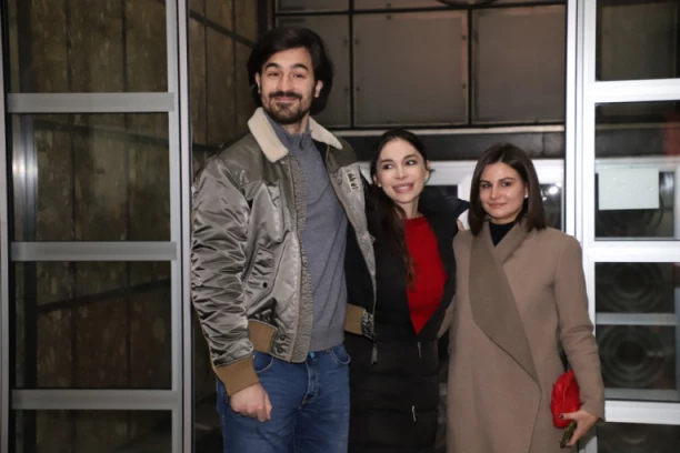 SLOBIN UNUK STIGAO U SPS! Marko Milošević nasmejan, ne prestaje da grli majku! (FOTO/VIDEO)