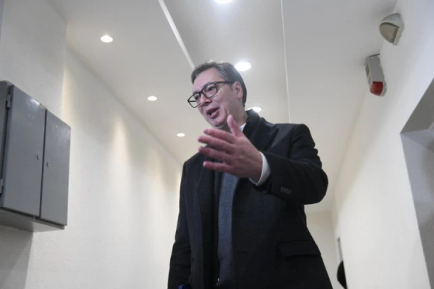 "DOBRO DOŠLI NA SLAVLJE!" Vučić se obratio iz štaba SNS! (FOTO/VIDEO)