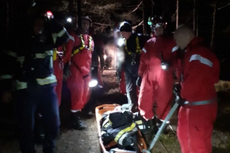 OVI SU HEROJI SRBIJE! Pogledajte kako su spasioci izvukli devojku iz provalije na Divčibarama (FOTO)