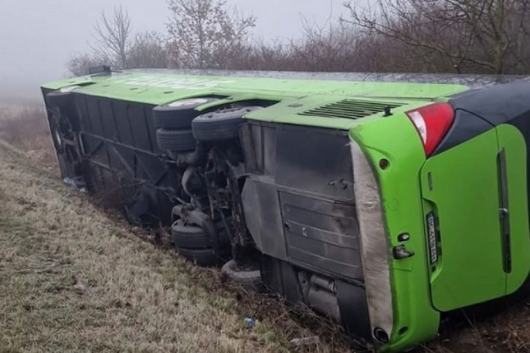 PREVRNUO SE AUTOBUS, 10 PUTNIKA TEŽE POVREĐENO! Vriska i plač parali nebo, troje dece previjalo se od bolova