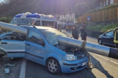 ČUDO NAD ČUDIMA: Pao stub sa kamiona u pokretu i prošao kroz auto! Žena za volanom ovim potezom OSTALA NEPOVREĐENA