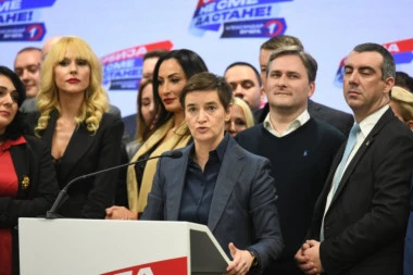 PREMIJERKA RASKRINKALA OPOZICIJU - SAD JE SVE JASNO: "Tokom cele kampanje pripremaju proteste, a ni GIK-u, ni RIK-u NISU uložili prigovor u vezi sa neregularnostima na izborima!"