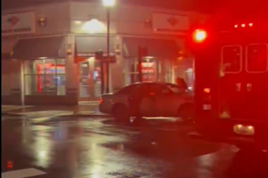 VOZILO SE ZAKUCALO U DŽIP IZ PRATNJE DŽOZEFA BAJDENA! Haos u Delaveru! SPECIJALCI POTEZALI ORUŽJE NASRED ULICE, A EVO KAKO JE AMERIČKI PREDSEDNIK REAGOVAO! (VIDEO)