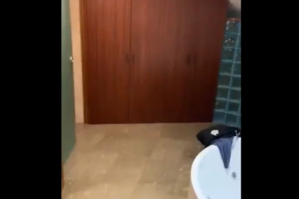 U ORMANU SVOJE HOTELSKE SOBE PRONAŠAO JE TAJNA VRATA: Ono što se nalazilo iza ravno je HOROR FILMU, a uplašili bi se i NAJHRABRIJI (FOTO/VIDEO)