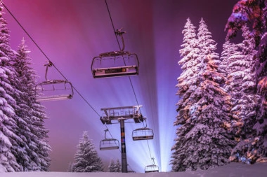 "HOP NA KOP" SEZONA! NA KOPAONIKU ZIMSKA ČAROLIJA ZA SVE LJUBITELJE SKIJANJA! Ove sezone prava idila za početnike i iskusne skijaše – uživajte u čarima planinskog raja!