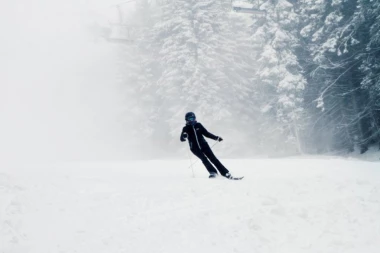 DRAMA NA KOPANIKU! Skijaš se spuštao niz stazu, a onda ga je pojurio ČOPOR PASA i izujedao za nogu! (VIDEO)