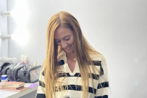 DOŽIVELA IZDAJU PRED MILIONIMA OD MUŽA, A SADA IZGLEDA KAO MILION DOLARA! Grudi na izvolte, SVI SE OKREĆU za njom!