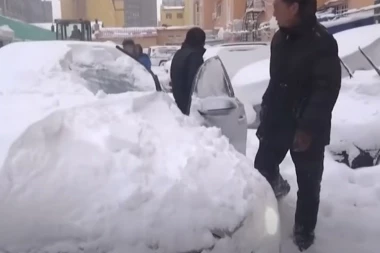 SNEG PARALISAO KINU: Rekordno niske temperature, avioni i vozovi stoje, deca ne idu u škole! (VIDEO)