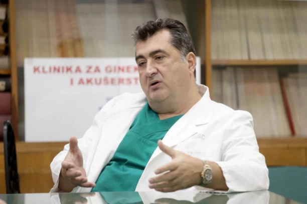 EVO KAKO IZGLEDA TUMOR OD 25 KILOGRAMA! Direktor "Višegradske" za Republiku: OPERISALI SMO I VEĆE, ALI JE I OVAJ REKORDER! (FOTO)