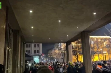 DEMONSTRANTI GAĐALI OPOZICIJU JAJIMA! Zviždali na predstavnike ''Srbije protiv nasilja'' (VIDEO)
