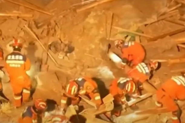 TELA POGINULIH NA SVE STRANE, UPLAKANE PORODICE TRAŽE NESTALE: Potresni prizori sa lica mesta u Kini, RAZORAN ZEMLJOTRES šokirao svet (VIDEO)