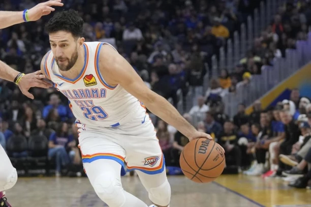 MICIĆ PERFEKTNOM PARTIJOM SRUŠIO JUTU! Amerikancima se VRTI U GLAVI od Vasine asistencije! Rajakovićev Toronto NEMOĆAN protiv Vučevića!