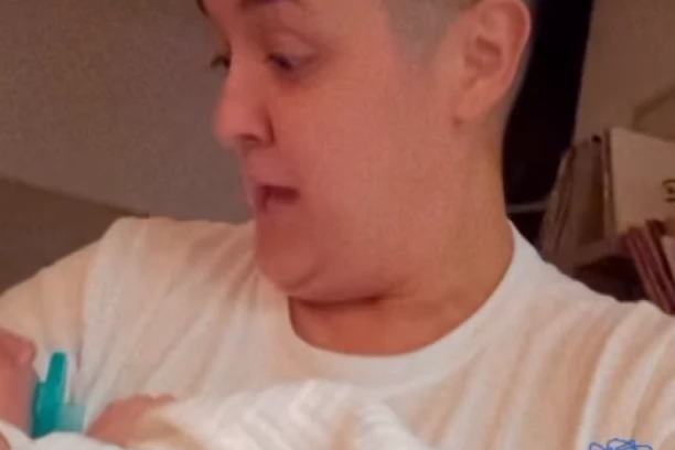 MARIJA ŠERIFOVIĆ PRVI PUT USNIMLJENA SA SINOM: Uzela ga u naručje, ovako ga uspavljuje! Hit snimak (VIDEO)