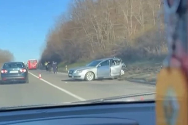 JEZIVA NESREĆA KOD MALOG POŽAREVCA! Dva automobila uništena, saobraćaj usporen!