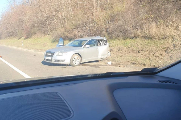 NEGOSLAV IZGUBIO ŽENU U NESREĆI KOD MALOG POŽAREVCA, ALI TO MU JOŠ NIKO NIJE SAOPŠTIO: Nesrećni muškarac sa teškim povredama još u bolnici, u vozilu bila i njegova unuka (1)