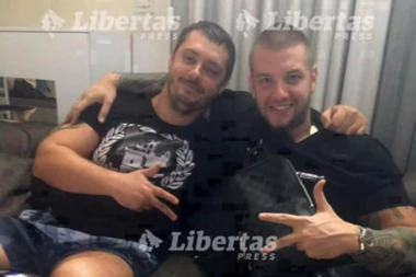 DO SADA NEVIĐENA FOTOGRAFIJA BELIVUKA I MILJKOVIĆA: Poziraju sa tri prsta - vođa zloglasnog klana neprepoznatljiv!