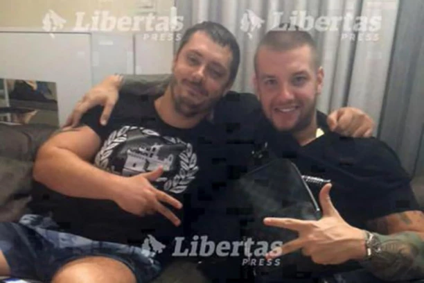 DO SADA NEVIĐENA FOTOGRAFIJA BELIVUKA I MILJKOVIĆA: Poziraju sa tri prsta - vođa zloglasnog klana neprepoznatljiv!