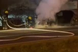 GORI AUTOMOBIL NA PUTU U MLADENOVCU: Intervenisali vatrogasci!