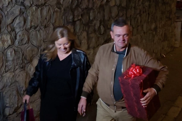 RODIĆI STIGLI NA NIKOLJDAN KOD CECE: Evo kakav su poklon doneli priji na Dedinje!