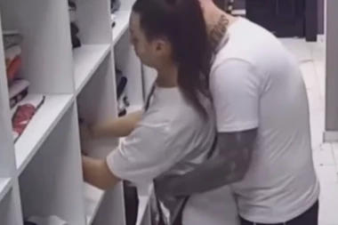 ŠA NAKON LAŽNE DRAME, MIONI S LEĐA ZAVUKAO RUKU: Pevačica ga NALOŽILA, a onda ga ŠUTNULA kao pseto! (VIDEO)
