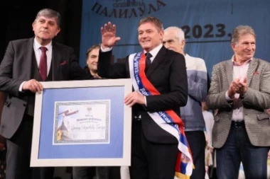 PREPUNO NARODNO POZORIŠTE KLICALO DRAGANU STOJKOVIĆU: Niš ima dva cara, jedan je KONSTANTIN, DRUGI JE PIKSI!