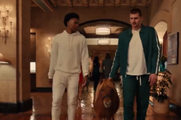 URNEBESNO! Jokić glumi za DESETKU! Prošetao ponija kroz hotel