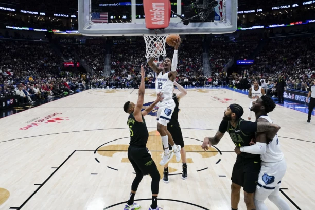 KAO NA FILMU: Morant se vratio posle suspenzije i uz zvuk sirene pogodio za pobedu (VIDEO)