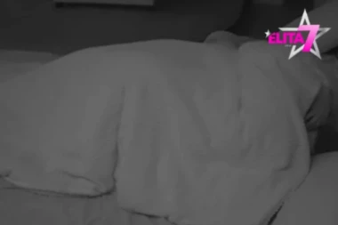 BIZARNO! Miona i Ša isprobavali ČUDNE poze u krevetu, Jovanovićeva divljala pod pokrivačem!