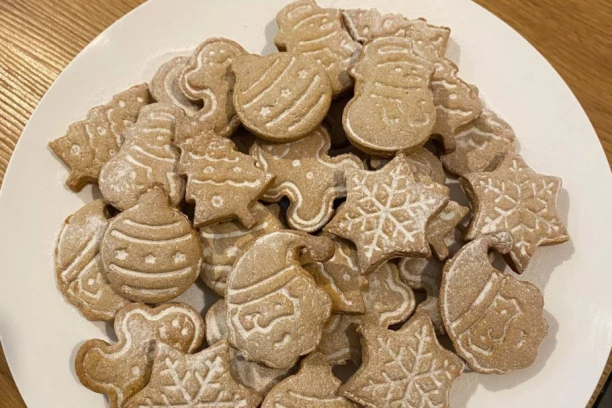 DOMAĆI NOVOGODIŠNJI KEKSIĆI OD KOJIH MIRIŠE CELA KUĆA: Praznični slatkiš postao je deo TRADICIJE, vraća u detinjstvo! (FOTO/VIDEO)