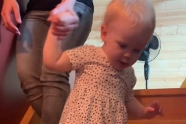 OVA DEVOJČICA IMA TEK GODINU DANA A VEĆ JE GENIJE: Ponosna tetka je pokazala šta sve ume njena malena sestričina! (VIDEO)