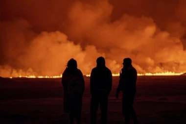 ZASTRAŠUJUĆA SNAGA PRIRODE! Dramatične scene na Islandu: Erupcija vulkana bi mogla da potraje nedeljama, snimci iz vazduha ostavljaju bez daha! (FOTO/VIDEO)