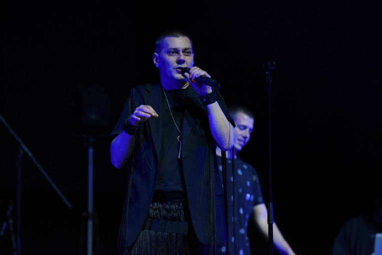 OVE REČI TERAJU JEZU U KOSTI: Naš reper posvetio potresne stihove ...