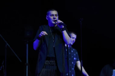 OVE REČI TERAJU JEZU U KOSTI: Naš reper posvetio potresne stihove STRADALOJ DECI u Ribnikaru!