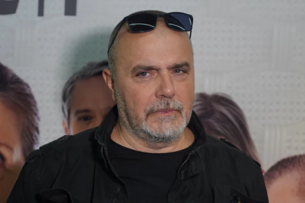 CRNI KOJO, ŠTA TO UČINI? Glumac nabacio brčiće i potpuno promenio imidž! Ovu fotografiju morate da vidite!