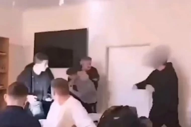 BRUKA I SRAMOTA U HRVATSKOJ! Tuča nasred učionice između profesora i učenika: Jedni đaci skočili da ih razdvoje, drugi navijali, OVO je bio povod sukoba! (FOTO)