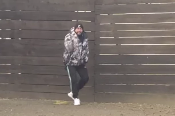 ŠA NAKON POKUŠAJA BEKSTVA DOŽIVEO NERVNI SLOM: Urlikao i valjao se u BLATU pred kamerama (FOTO)