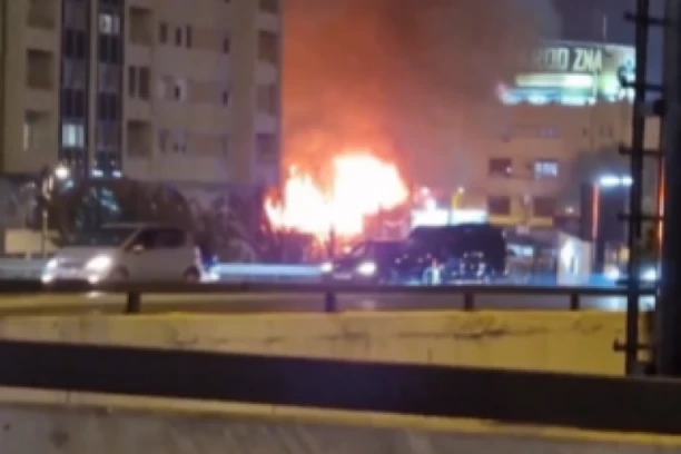 POŽAR NA AUTOKOMANDI! Gori prodavnica delova automobila! (VIDEO)