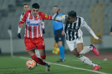 NAPETO U DERBIJU! Hvang JEDVA izbegao petarde sa tribina!