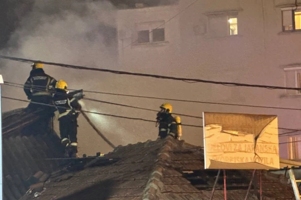 PRVI SNIMCI VELIKOG POŽARA NA VOŽDOVCU!  Vatrogasci se još bore da ga ugase, plinska boca izazvala haos,! SVE KRENULO IZ SERVISA, PLAMEN ZAHVATIO I KUĆU PORED! (VIDEO/FOTO)