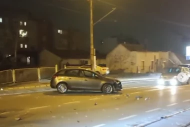 UŽAS NA BULEVARU: Kamion i automobil u sudaru, srča po putu!