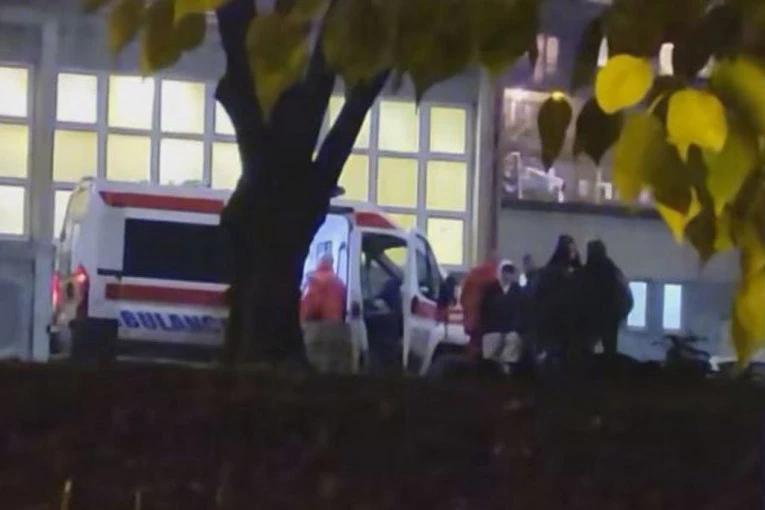 BRUTALNA TUČA U SREDNJOJ ŠKOLI! Petorica zverski pretukli devojku i momka: Krvav je ceo! (VIDEO)