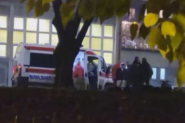 BRUTALNA TUČA U SREDNJOJ ŠKOLI! Petorica zverski pretukli devojku i momka: Krvav je ceo! (VIDEO)